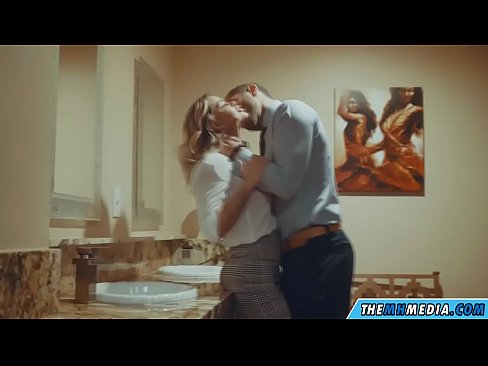 ❤️ Том биетэй шаргал үст таныг нийтийн бие засах газар уруу татах үед ❤️ Порно манайд